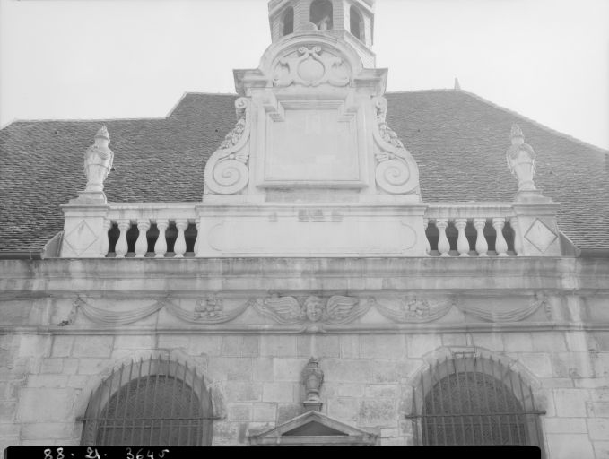 Détail du couronnement de la façade. © Jean-Luc Duthu / Région Bourgogne-Franche-Comté, Inventaire du patrimoine - 1988