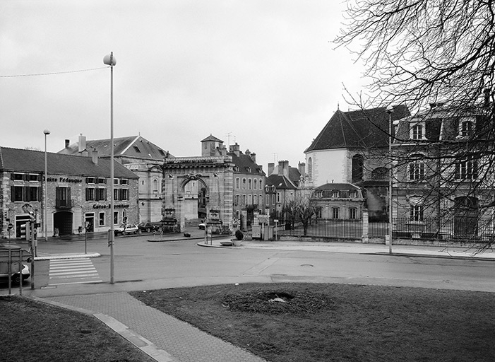porte de ville © Michel Rosso / Région Bourgogne-Franche-Comté, Inventaire du patrimoine - 1988  porte de ville © Michel Rosso / Région Bourgogne-Franche-Comté, Inventaire du patrimoine - 1988
