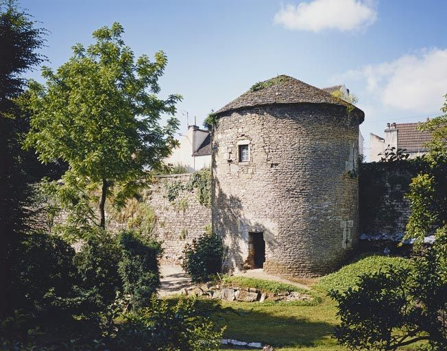 fortification d'agglomération © Michel Rosso / Région Bourgogne-Franche-Comté, Inventaire du patrimoine - 1988  fortification d'agglomération © Michel Rosso / Région Bourgogne-Franche-Comté, Inventaire du patrimoine - 1988