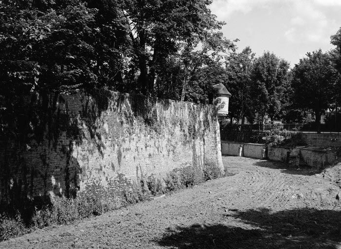 fortification d'agglomération © Michel Rosso / Région Bourgogne-Franche-Comté, Inventaire du patrimoine - 1988  fortification d'agglomération © Michel Rosso / Région Bourgogne-Franche-Comté, Inventaire du patrimoine - 1988