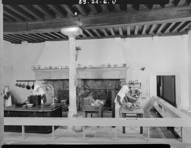 Cuisine : vue d'ensemble (cheminée et porte d'accès à la salle Saint-Nicolas). © Jean-Luc Duthu / Région Bourgogne-Franche-Comté, Inventaire du patrimoine - 1989