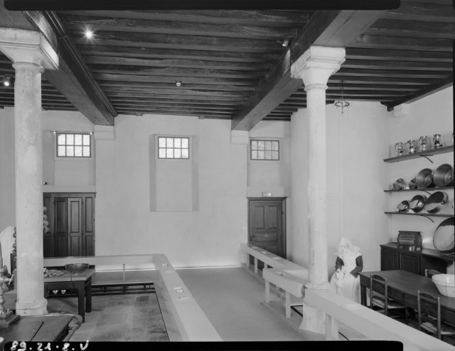 Cuisine : vue d'ensemble depuis la porte d'entrée principale. © Jean-Luc Duthu / Région Bourgogne-Franche-Comté, Inventaire du patrimoine - 1989