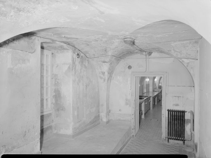 Cabinets de desserte de la cuisine. © Jean-Luc Duthu / Région Bourgogne-Franche-Comté, Inventaire du patrimoine - 1989