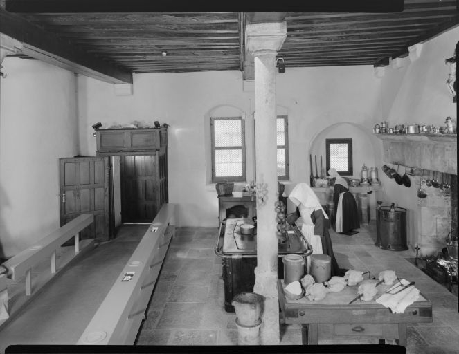 Cuisine : vue d'ensemble (fenêtres et porte d'accès à la galerie basse). © Jean-Luc Duthu / Région Bourgogne-Franche-Comté, Inventaire du patrimoine - 1989