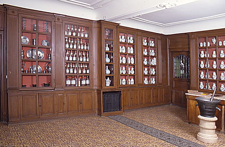 Pharmacie : vue d'ensemble. © Michel Rosso / Région Bourgogne-Franche-Comté, Inventaire du patrimoine - 1989