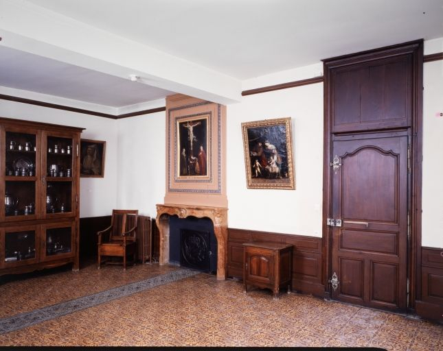 Pharmacie, annexe : chambre de la soeur pharmacienne (vue d'ensemble depuis la porte de la pharmacie). © Michel Rosso / Région Bourgogne-Franche-Comté, Inventaire du patrimoine - 1989