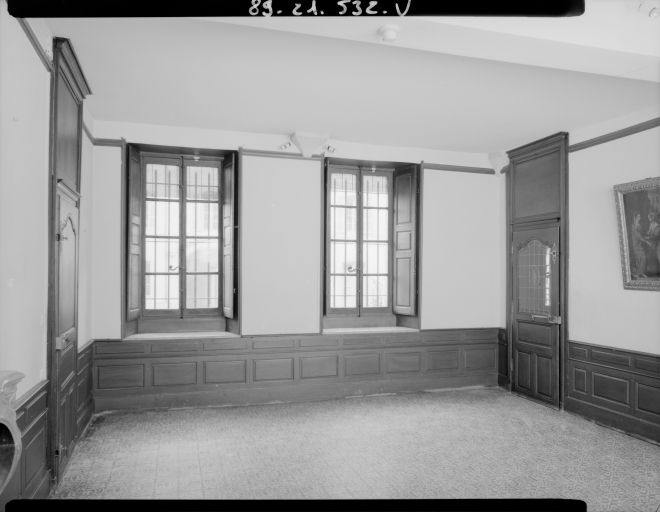 Pharmacie, annexe : chambre de la soeur pharmacienne (vue d'ensemble depuis la cheminée). © Michel Rosso / Région Bourgogne-Franche-Comté, Inventaire du patrimoine - 1989