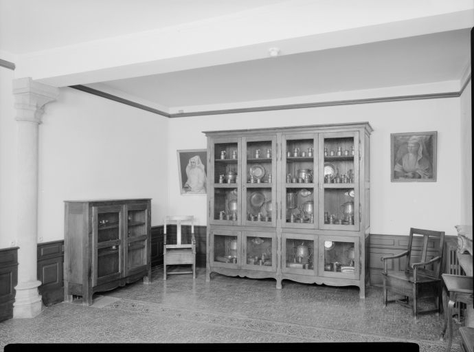 Pharmacie, annexe : chambre de la soeur pharmacienne (vue d'ensemble depuis les fenêtres). © Michel Rosso / Région Bourgogne-Franche-Comté, Inventaire du patrimoine - 1989