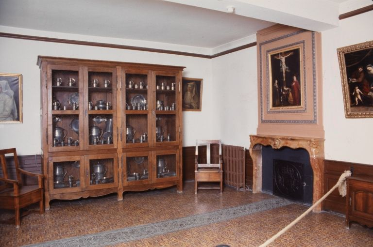 Pharmacie, annexe : chambre de la soeur pharmacienne (vue d'ensemble depuis les fenêtres). © Michel Rosso / Région Bourgogne-Franche-Comté, Inventaire du patrimoine - 1989