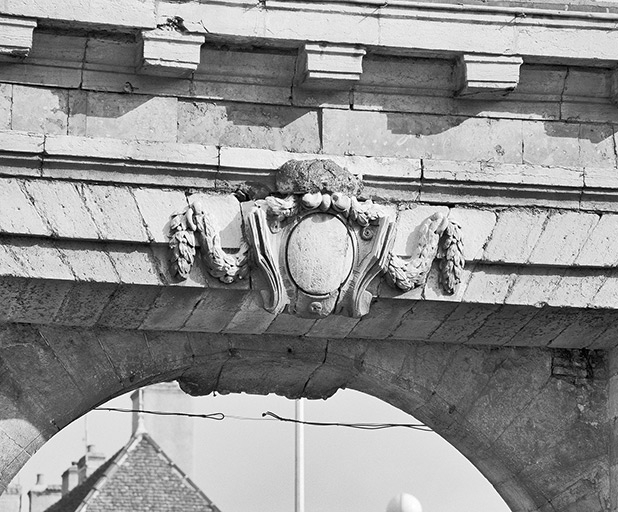 porte de ville © Jean-Luc Duthu / Région Bourgogne-Franche-Comté, Inventaire du patrimoine - 1989  porte de ville © Jean-Luc Duthu / Région Bourgogne-Franche-Comté, Inventaire du patrimoine - 1989
