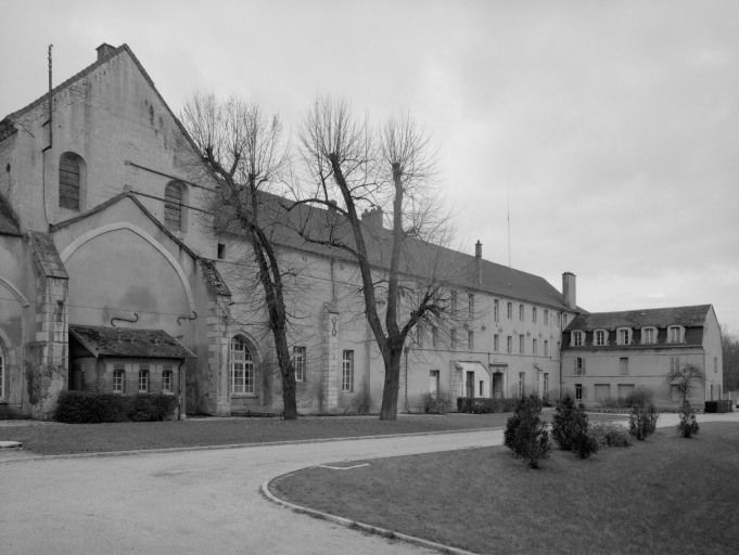 Façade postérieure du bâtiment conventuel et chevet de l'église. © Jean-Luc Duthu / Région Bourgogne-Franche-Comté, Inventaire du patrimoine - 1992