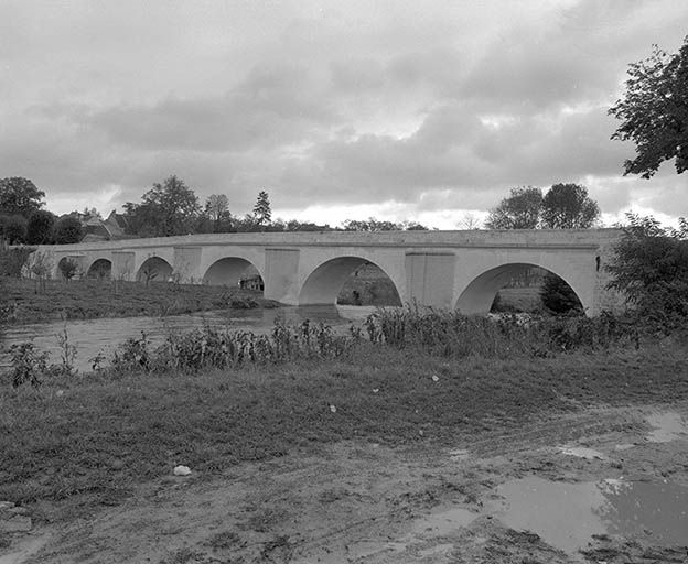 Vue prise de l'aval. © Jean-Luc Duthu / Région Bourgogne-Franche-Comté, Inventaire du patrimoine - 1992 Vue prise de l'aval. © Jean-Luc Duthu / Région Bourgogne-Franche-Comté, Inventaire du patrimoine - 1992