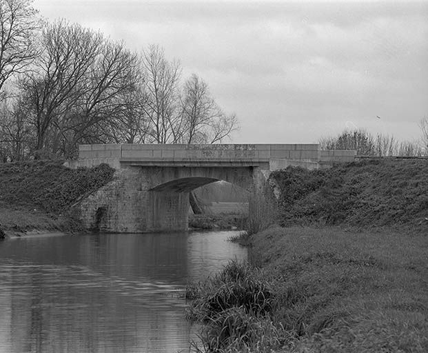 Vue d'ensemble prise de l'aval © Jean-Luc Duthu / Région Bourgogne-Franche-Comté, Inventaire du patrimoine - 1992