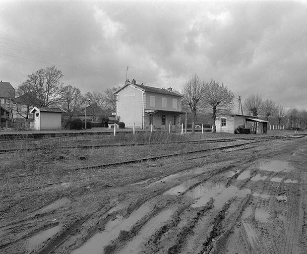 Le bâtiment de la gare et l'abri des voyageurs. Vue d'ensemble prise du sud © Jean-Luc Duthu / Région Bourgogne-Franche-Comté, Inventaire du patrimoine - 1992 Le bâtiment de la gare et l'abri des voyageurs. Vue d'ensemble prise du sud © Jean-Luc Duthu / Région Bourgogne-Franche-Comté, Inventaire du patrimoine - 1992