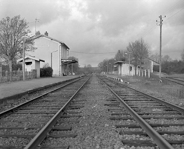 Vue d'ensemble prise depuis le passage à niveau © Jean-Luc Duthu / Région Bourgogne-Franche-Comté, Inventaire du patrimoine - 1992 Vue d'ensemble prise depuis le passage à niveau © Jean-Luc Duthu / Région Bourgogne-Franche-Comté, Inventaire du patrimoine - 1992