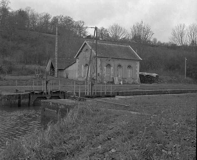 Vue d'ensemble de la maison d'éclusier prise de l'est. © Jean-Luc Duthu / Région Bourgogne-Franche-Comté, Inventaire du patrimoine - 1992