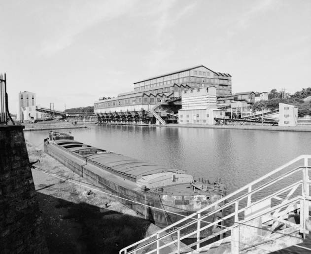 Vue de trois quarts depuis la passerelle du canal. © Michel Rosso / Région Bourgogne-Franche-Comté, Inventaire du patrimoine - 1992