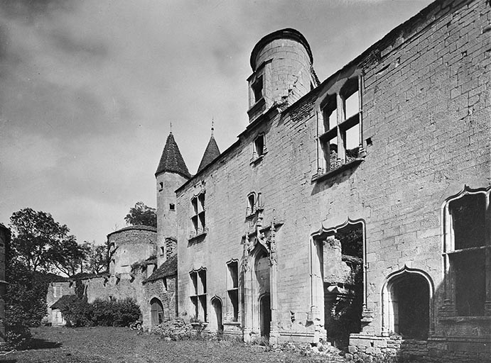  château fort © Jean-Luc Duthu / Région Bourgogne-Franche-Comté, Inventaire du patrimoine - 1993