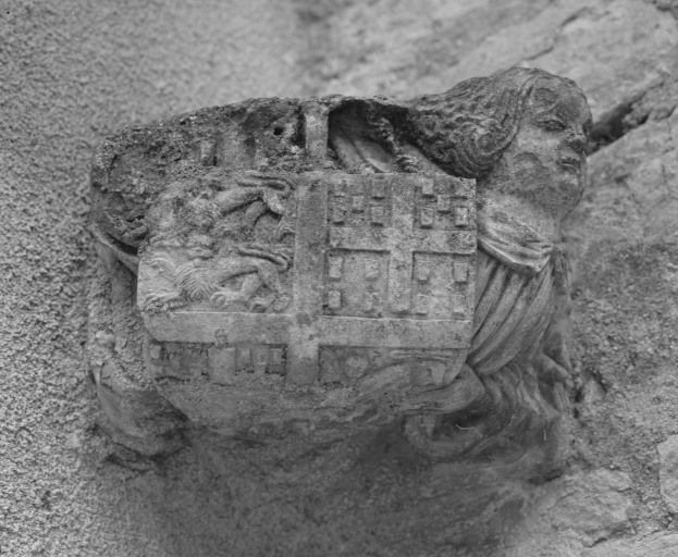 Eglise : élévation gauche, culot aux armes de l'abbé François de Dinteville, dans l'angle du transept et du bas-côté. © Michel Rosso / Région Bourgogne-Franche-Comté, Inventaire du patrimoine - 1993