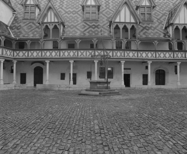 Grande aile sur cour, partie gauche. © Michel Rosso / Région Bourgogne-Franche-Comté, Inventaire du patrimoine - 1993