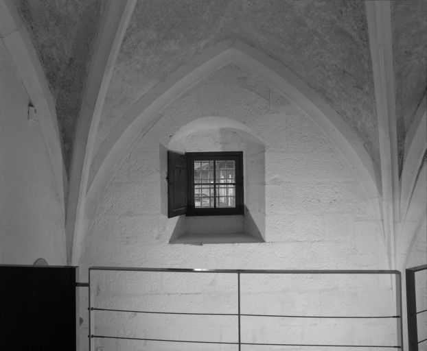 Grand corps de bâtiment : ancienne cave du réfectoire, ouverture sur la rue. © Michel Rosso / Région Bourgogne-Franche-Comté, Inventaire du patrimoine - 1993