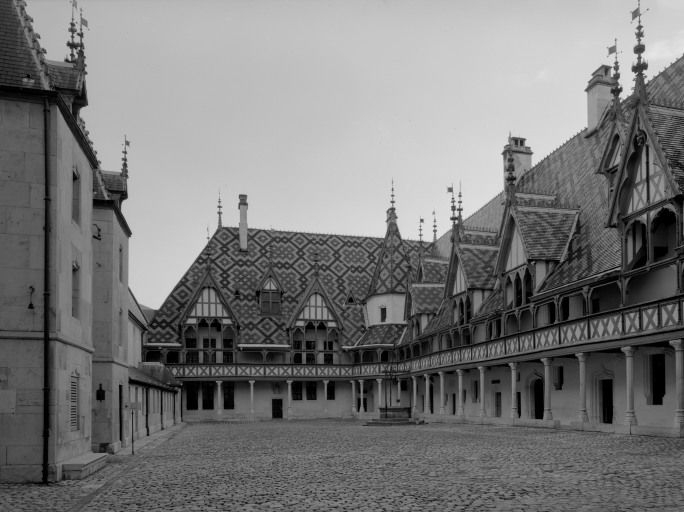 Ailes sur la cour d'honneur, vue d'ensemble. © Michel Rosso / Région Bourgogne-Franche-Comté, Inventaire du patrimoine - 1993