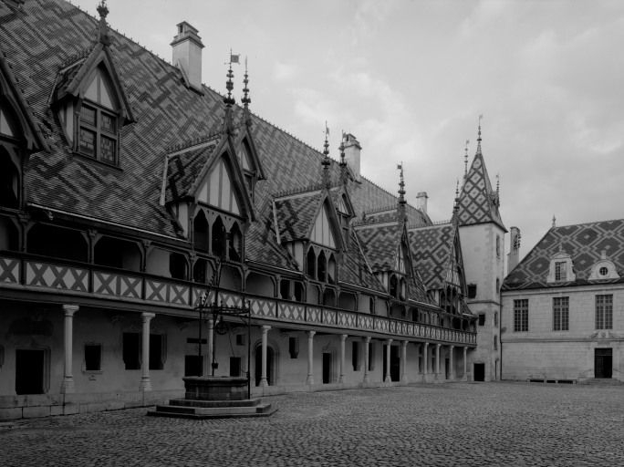 Grande aile sur cour et salle Saint-Louis. © Michel Rosso / Région Bourgogne-Franche-Comté, Inventaire du patrimoine - 1993