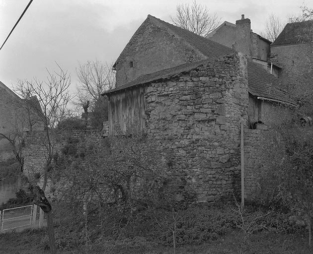 Vestiges de l'enceinte du village : tour de flanquement. © Jean-Luc Duthu / Région Bourgogne-Franche-Comté, Inventaire du patrimoine - 1993