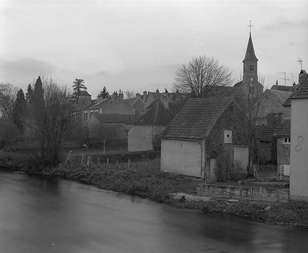 Vue d'ensemble prise depuis le pont sur l'Yonne. © Jean-Luc Duthu / Région Bourgogne-Franche-Comté, Inventaire du patrimoine - 1993