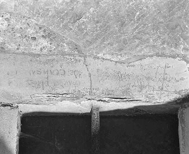 Baie droite de la nef, détail des graffitis. © Jean-Luc Duthu / Région Bourgogne-Franche-Comté, Inventaire du patrimoine - 1994