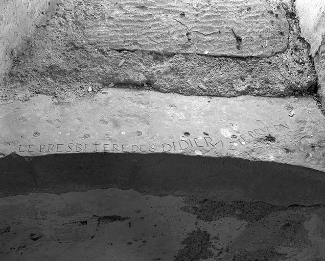 Fenêtre gauche de l'abside, graffitis de l'appui. © Jean-Luc Duthu / Région Bourgogne-Franche-Comté, Inventaire du patrimoine - 1994