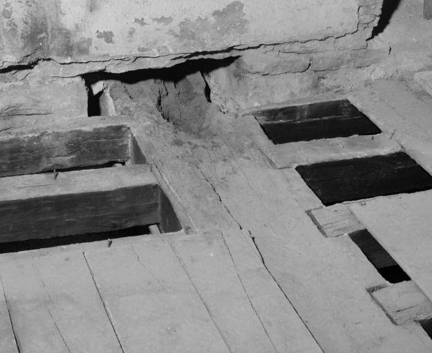 Grande aile sur cour, 1er étage : salle au-dessus de la cuisine, détail du plancher. © Michel Rosso / Région Bourgogne-Franche-Comté, Inventaire du patrimoine - 1995