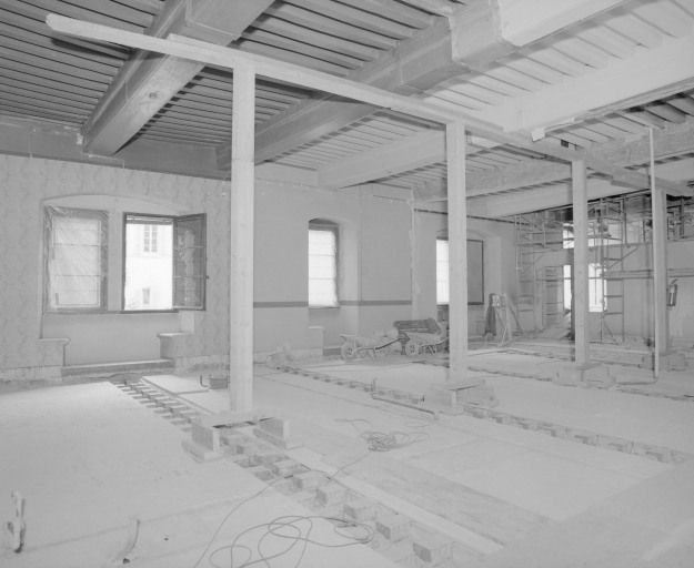 Grande aile sur cour, 1er étage : anciennes salles Notre-Dame et Sainte-Catherine. © Michel Rosso / Région Bourgogne-Franche-Comté, Inventaire du patrimoine - 1995