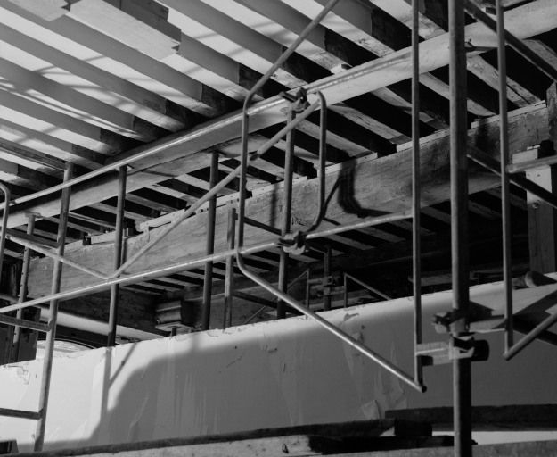 Grande aile sur cour, 1er étage : détail, poutre au-dessus du mur de refend de l'ancienne chambre du prédicateur. © Michel Rosso / Région Bourgogne-Franche-Comté, Inventaire du patrimoine - 1995