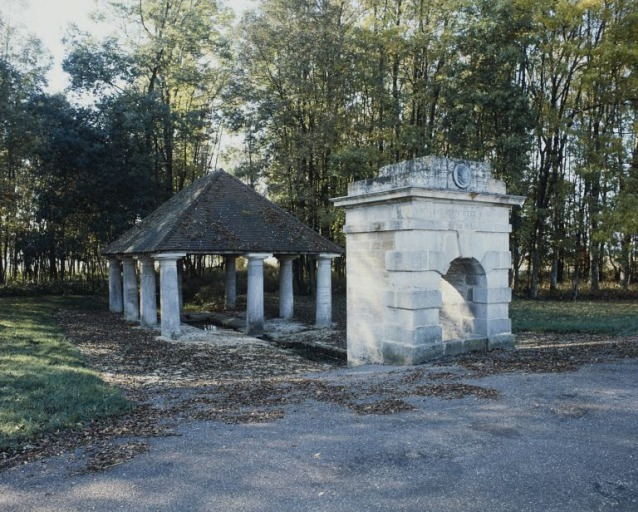  lavoir fontaine © Yves Sancey / Région Bourgogne-Franche-Comté, Inventaire du patrimoine - 1995