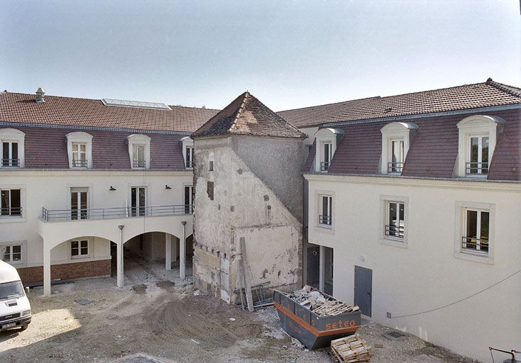 Vue du colombier pendant la construction des nouveaux bâtiments. © Bernard Sonnet / Région Bourgogne-Franche-Comté, Inventaire du patrimoine - 1995