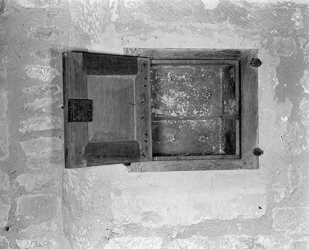 Choeur : petite armoire du mur gauche. © Jean-Luc Duthu / Région Bourgogne-Franche-Comté, Inventaire du patrimoine - 1995