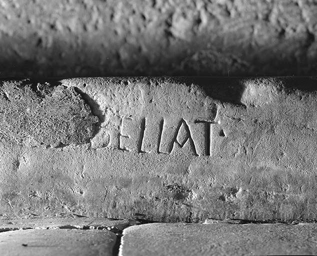 Graffiti de BELLAT (1ére contre-marche du degré de l'entrée). © Jean-Luc Duthu / Région Bourgogne-Franche-Comté, Inventaire du patrimoine - 1995