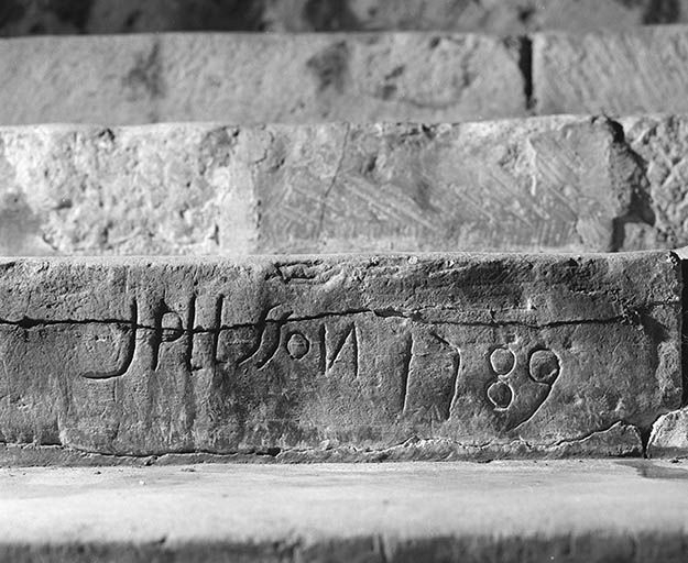 Graffiti de J.PLISSON (2e contre-marche du degré de l'entrée). © Jean-Luc Duthu / Région Bourgogne-Franche-Comté, Inventaire du patrimoine - 1995