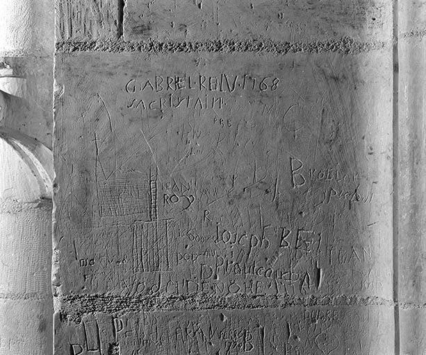 Graffiti (arcade entre le choeur et la chapelle droite). © Jean-Luc Duthu / Région Bourgogne-Franche-Comté, Inventaire du patrimoine - 1995
