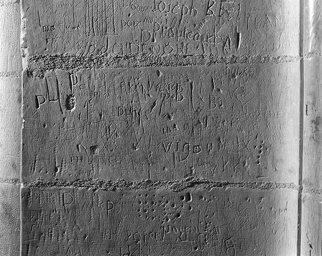 Graffiti (arcade entre le choeur et la chapelle droite). © Jean-Luc Duthu / Région Bourgogne-Franche-Comté, Inventaire du patrimoine - 1995