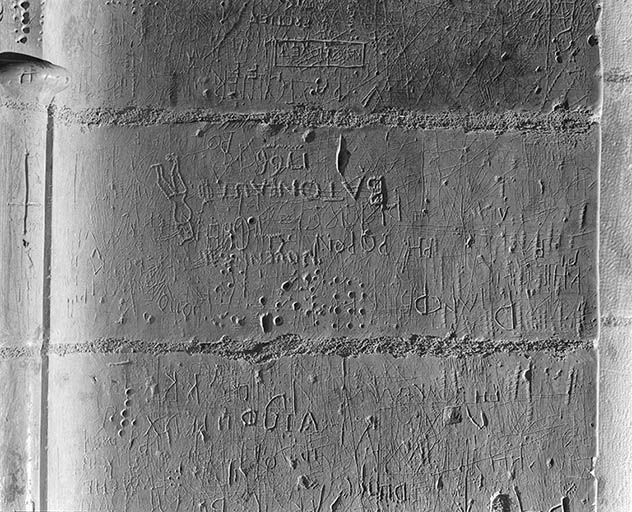Graffiti (arcade entre le choeur et la chapelle droite). © Jean-Luc Duthu / Région Bourgogne-Franche-Comté, Inventaire du patrimoine - 1995