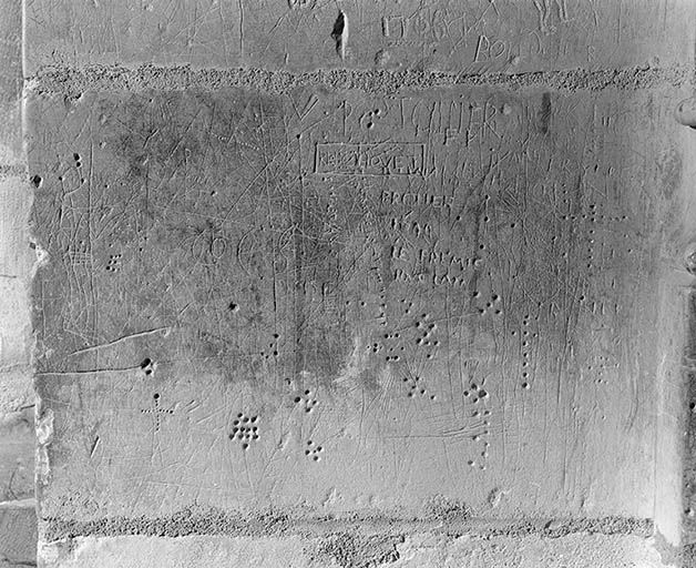 Graffiti (arcade entre le choeur et la chapelle droite). © Jean-Luc Duthu / Région Bourgogne-Franche-Comté, Inventaire du patrimoine - 1995