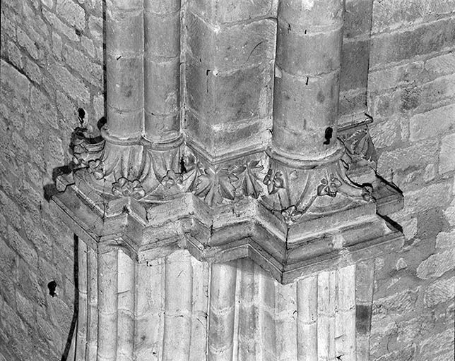 Croisée du transept : pilier postérieur gauche, détail des chapiteaux. © Jean-Luc Duthu / Région Bourgogne-Franche-Comté, Inventaire du patrimoine - 1995