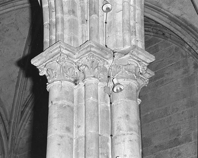 Croisée du transept : pilier antérieur gauche, détail des chapiteaux. © Jean-Luc Duthu / Région Bourgogne-Franche-Comté, Inventaire du patrimoine - 1995
