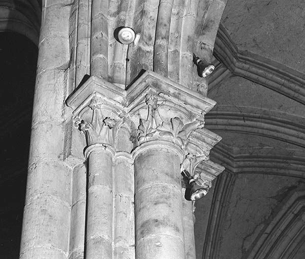 Bras droit du transept : chapiteaux du pilier antérieur gauche. © Jean-Luc Duthu / Région Bourgogne-Franche-Comté, Inventaire du patrimoine - 1995