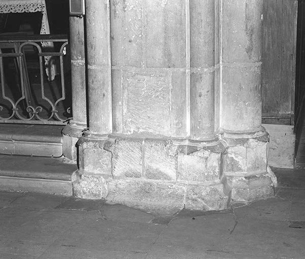 Collatéral droit, 3e travée : base du pilier postérieur gauche. © Jean-Luc Duthu / Région Bourgogne-Franche-Comté, Inventaire du patrimoine - 1995