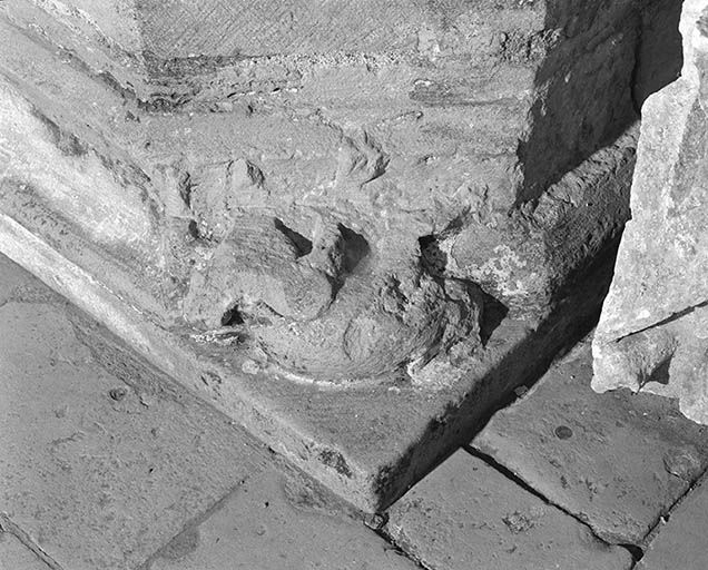 Travée sous clocher : base du pilier gauche de l'arc-diaphragme, décor côté nef. © Jean-Luc Duthu / Région Bourgogne-Franche-Comté, Inventaire du patrimoine - 1995