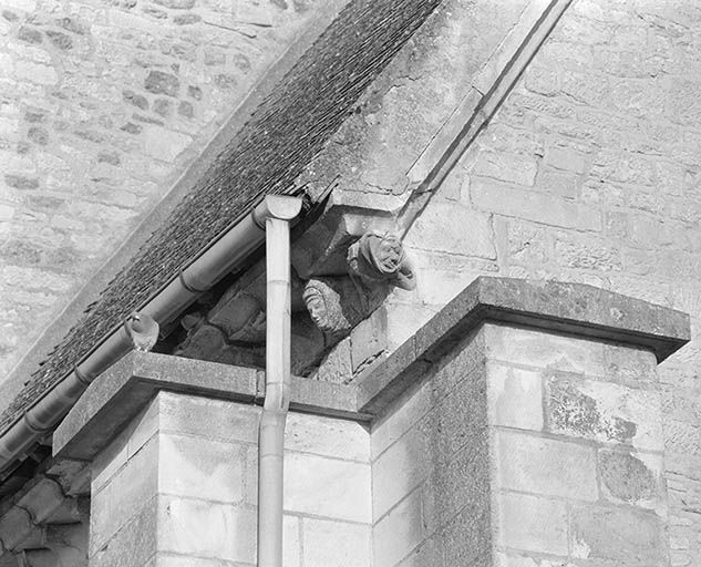Chevet, détail des têtes ornant l'angle postérieur droit. © Jean-Luc Duthu / Région Bourgogne-Franche-Comté, Inventaire du patrimoine - 1995
