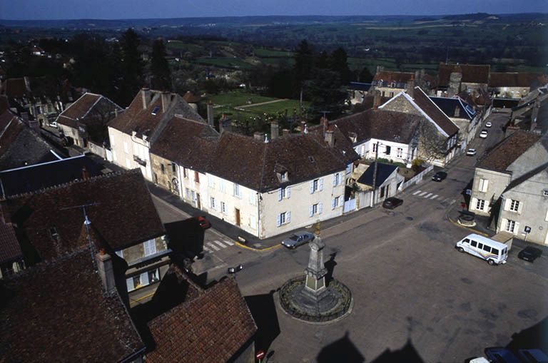 Les quartiers nord-est de la place de l'Eglise. Vue prise depuis le clocher de l'église Saint-Léger © Jean-Luc Duthu / Région Bourgogne-Franche-Comté, Inventaire du patrimoine - 1995